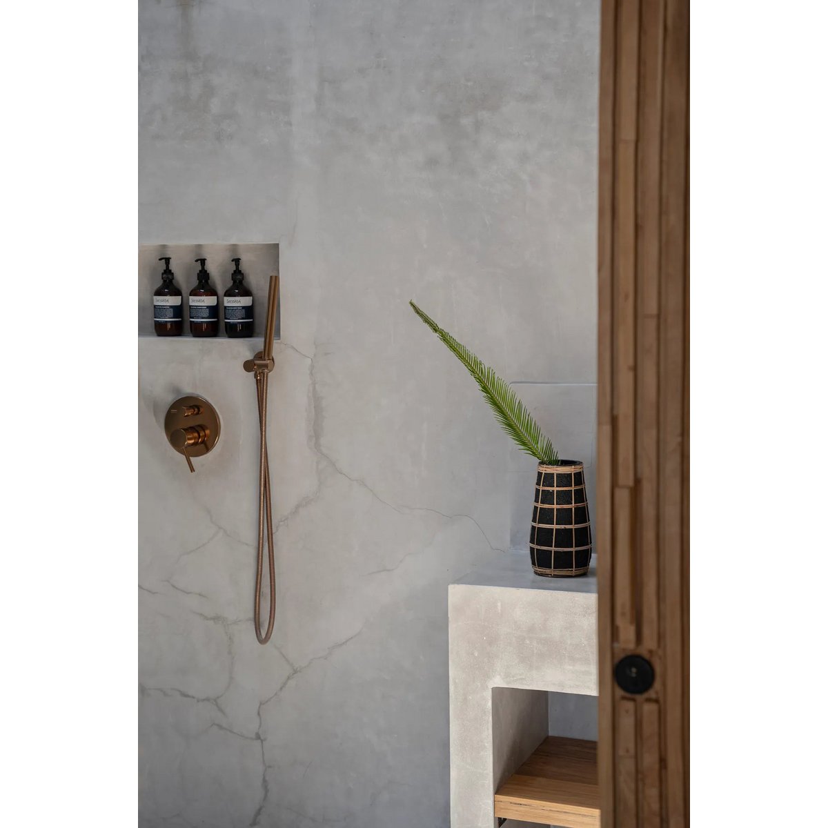 The Cutie Vase - Zwart Naturel - M |woon-meubel.nl