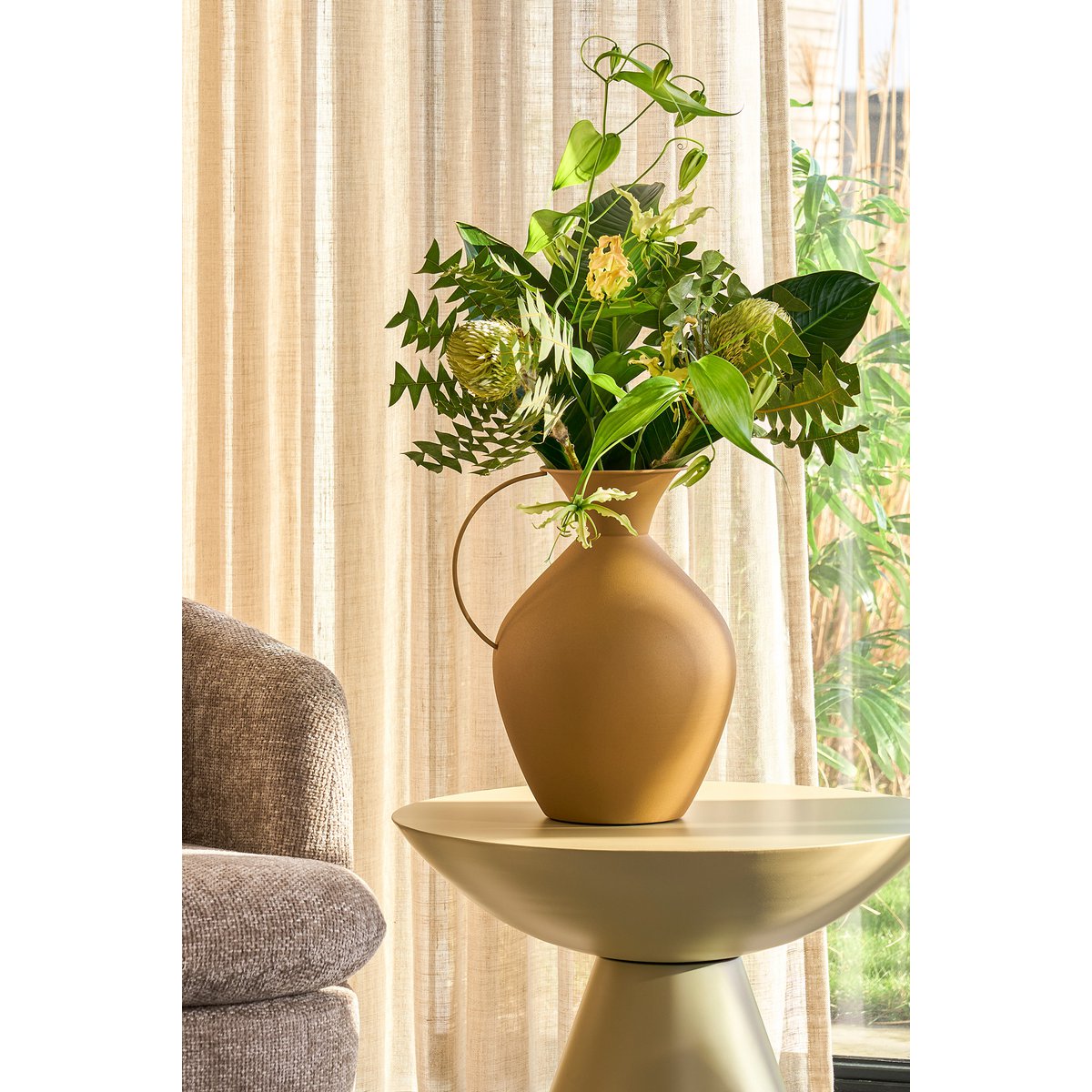 Gyge Vaas Geel - Metaal - L30 x B24 x H37cm |woon-meubel.nl