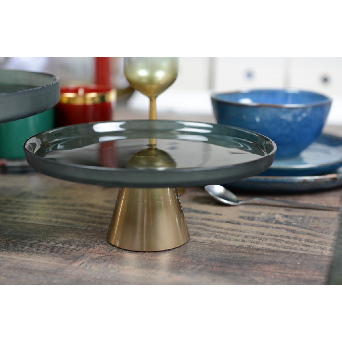 Groene Taartschaal op Voet – Goud Accent – Glas 28 cm |woon-meubel.nl
