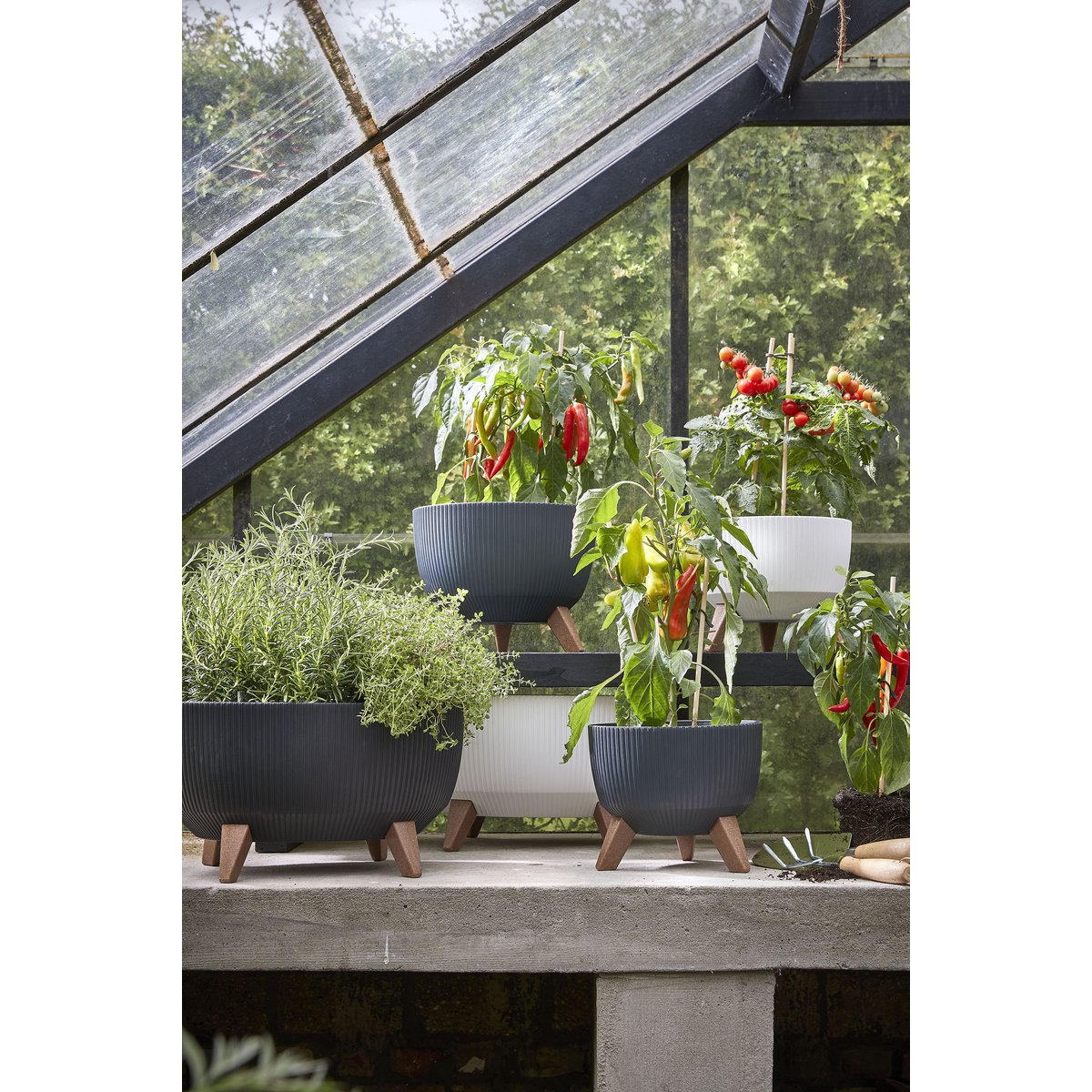 Doppio Flower Pot on Legs - H20.5 x Ø40 cm - Recycled Plastic - FSC Mix - Black