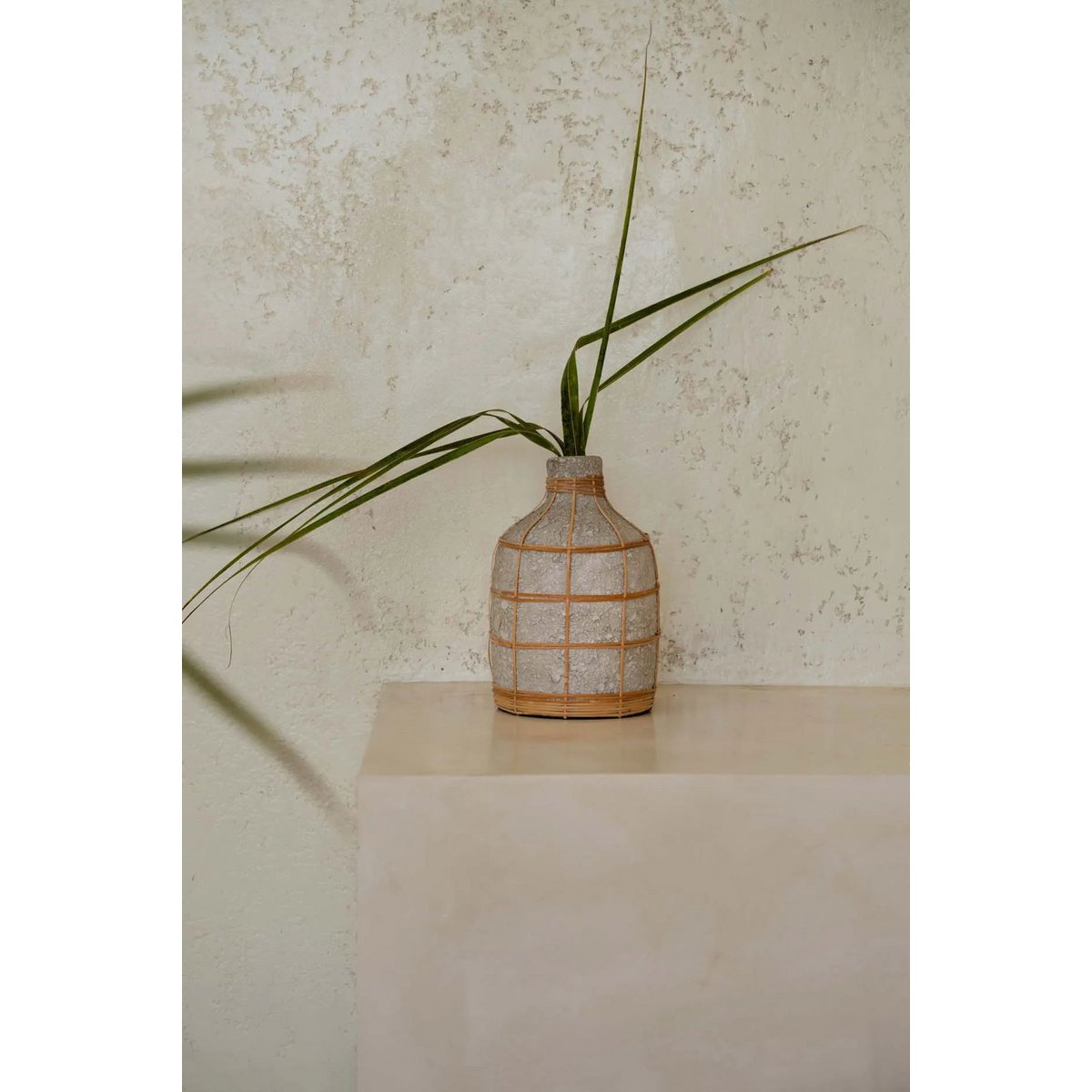 De Whoopy Vaas - Beton Naturel - L |woon-meubel.nl