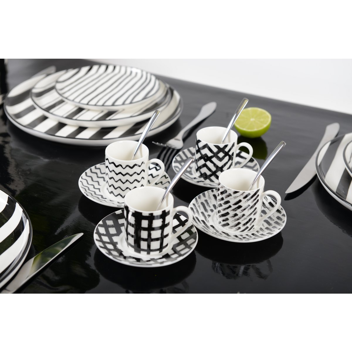 Aulica Koffiekopjes Set van 4 – 90 ml – Zwart/Wit Keramiek | Stijlvol & Origineel Design