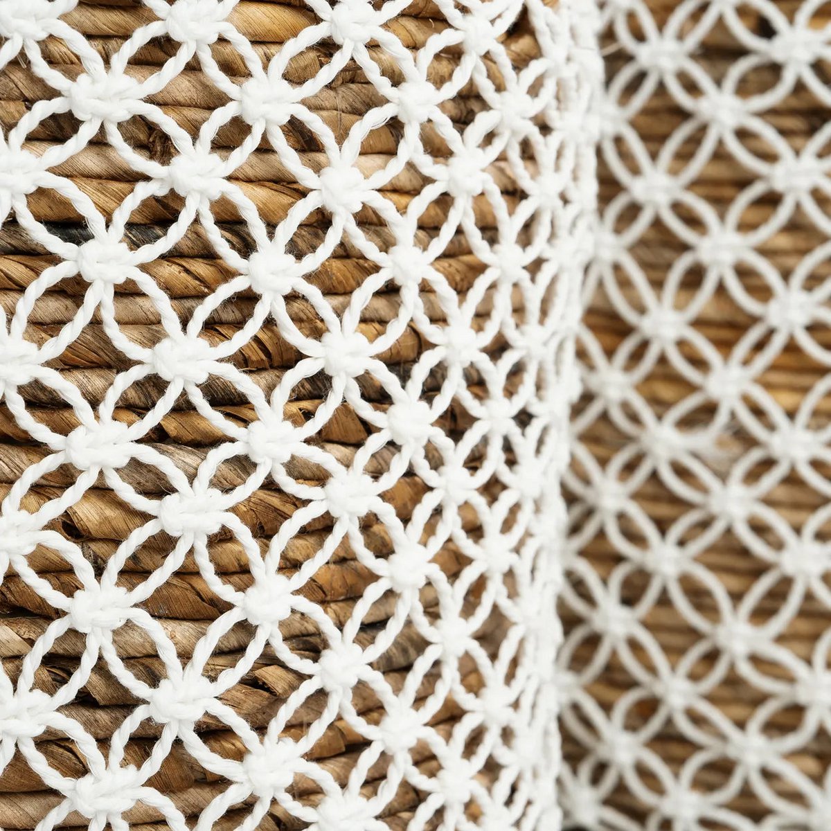 De gekruiste gestikte macramé mand