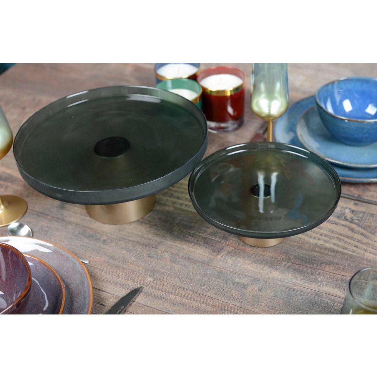 Groene Taartschaal op Voet – Goud Accent – Glas 28 cm |woon-meubel.nl