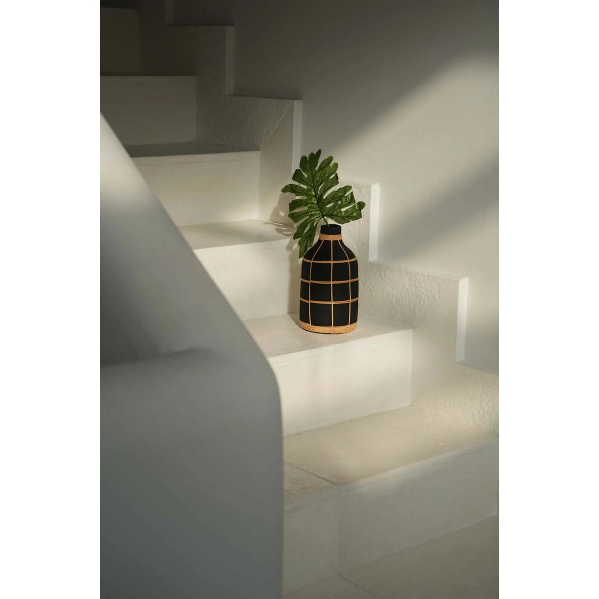 De Whoopy Vaas - Zwart Naturel - L | woon-meubel.nl
