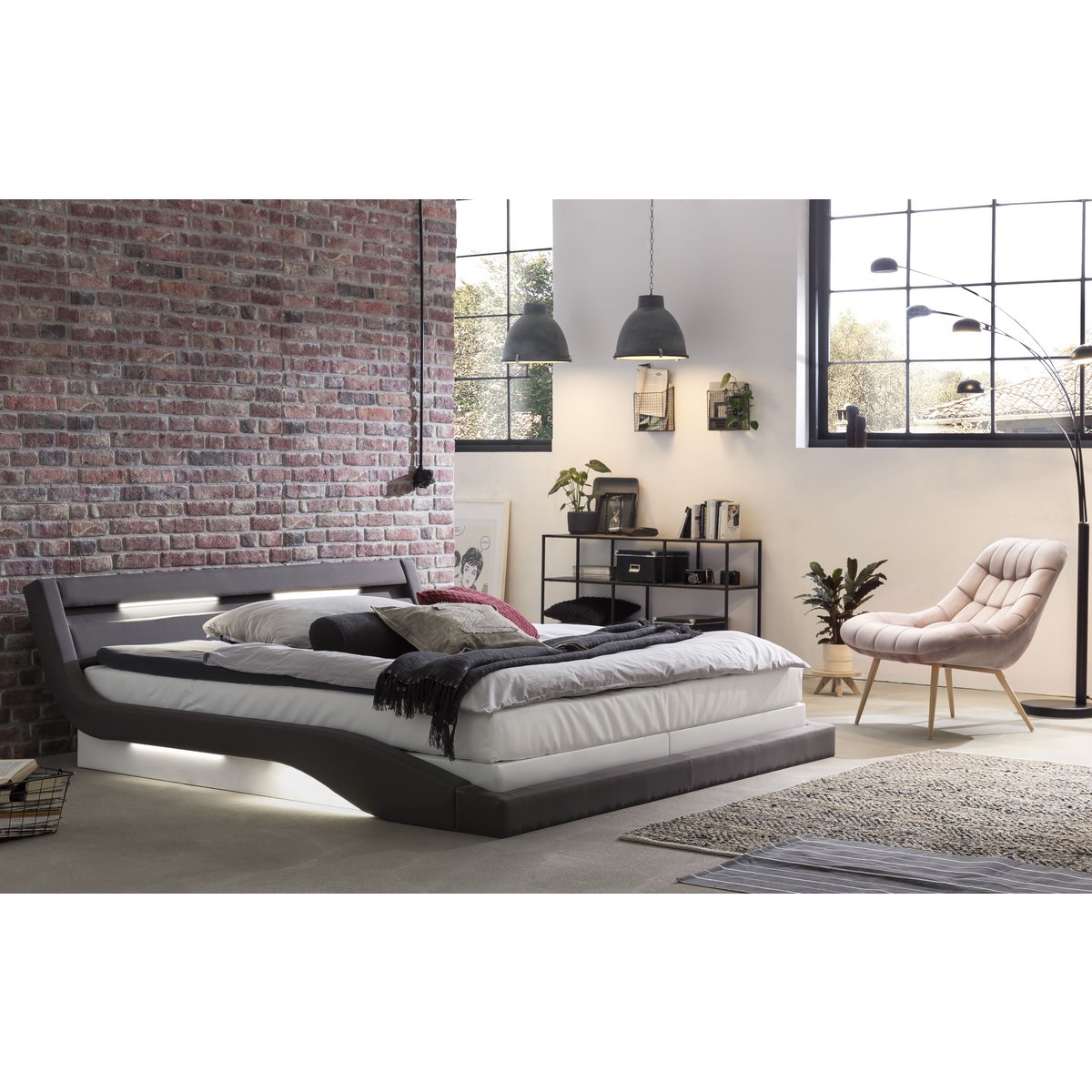 Fauteuil XXL fluweel roze metaal houtlook |woon-meubel.nl