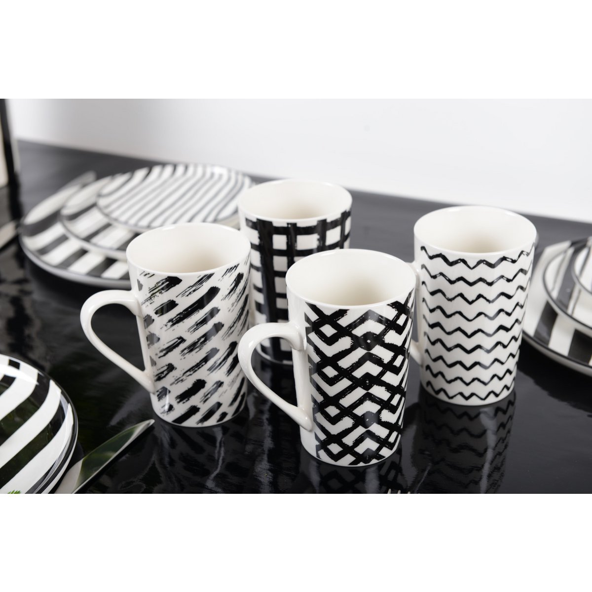 Mokkenset – 4 Stuks – 450 ml | Keramiek Zwart & Wit | Design Koffie- en Theemokken