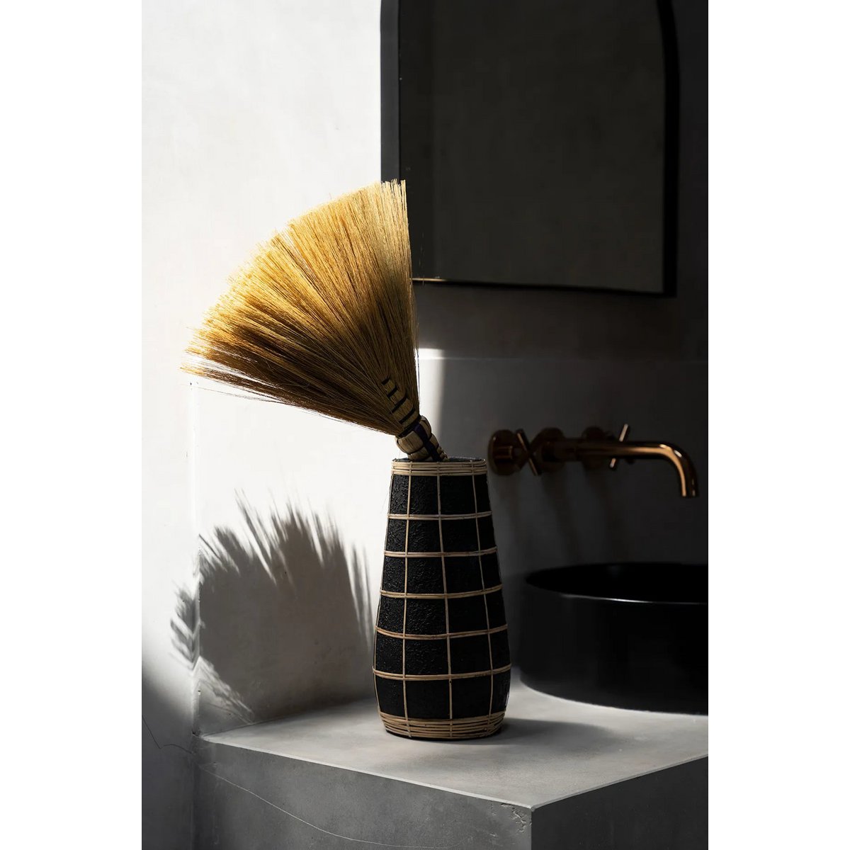 The Cutie Vaas - Zwart Naturel - L | woon-meubel.nl|