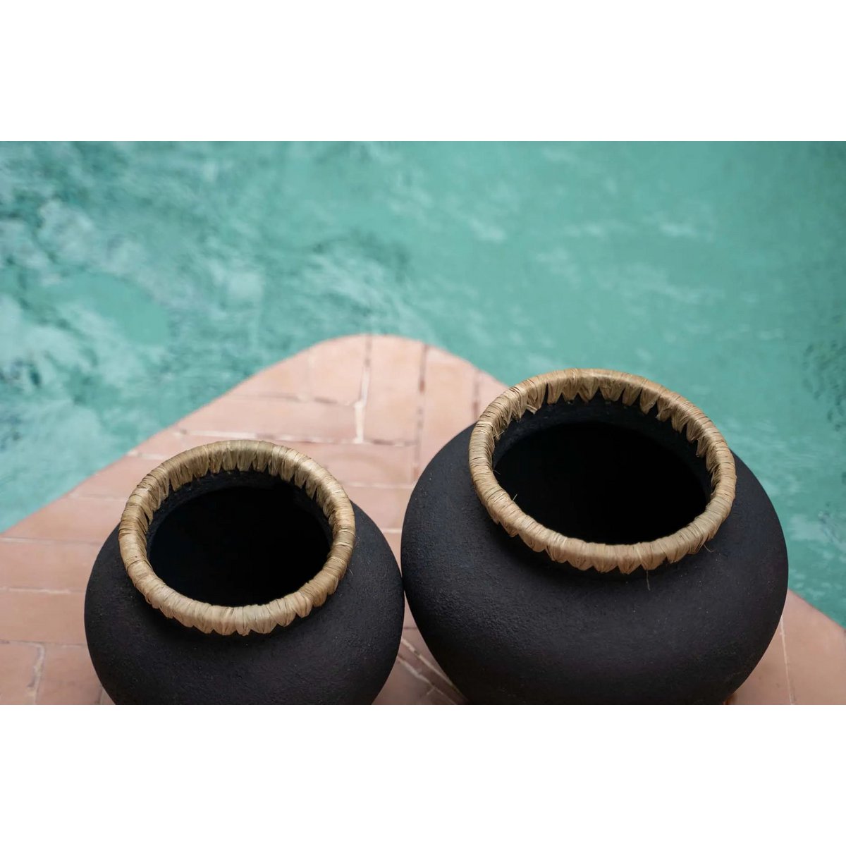 De Styly Vaas terracotta - Zwart Naturel - L |woon-meubel.nl