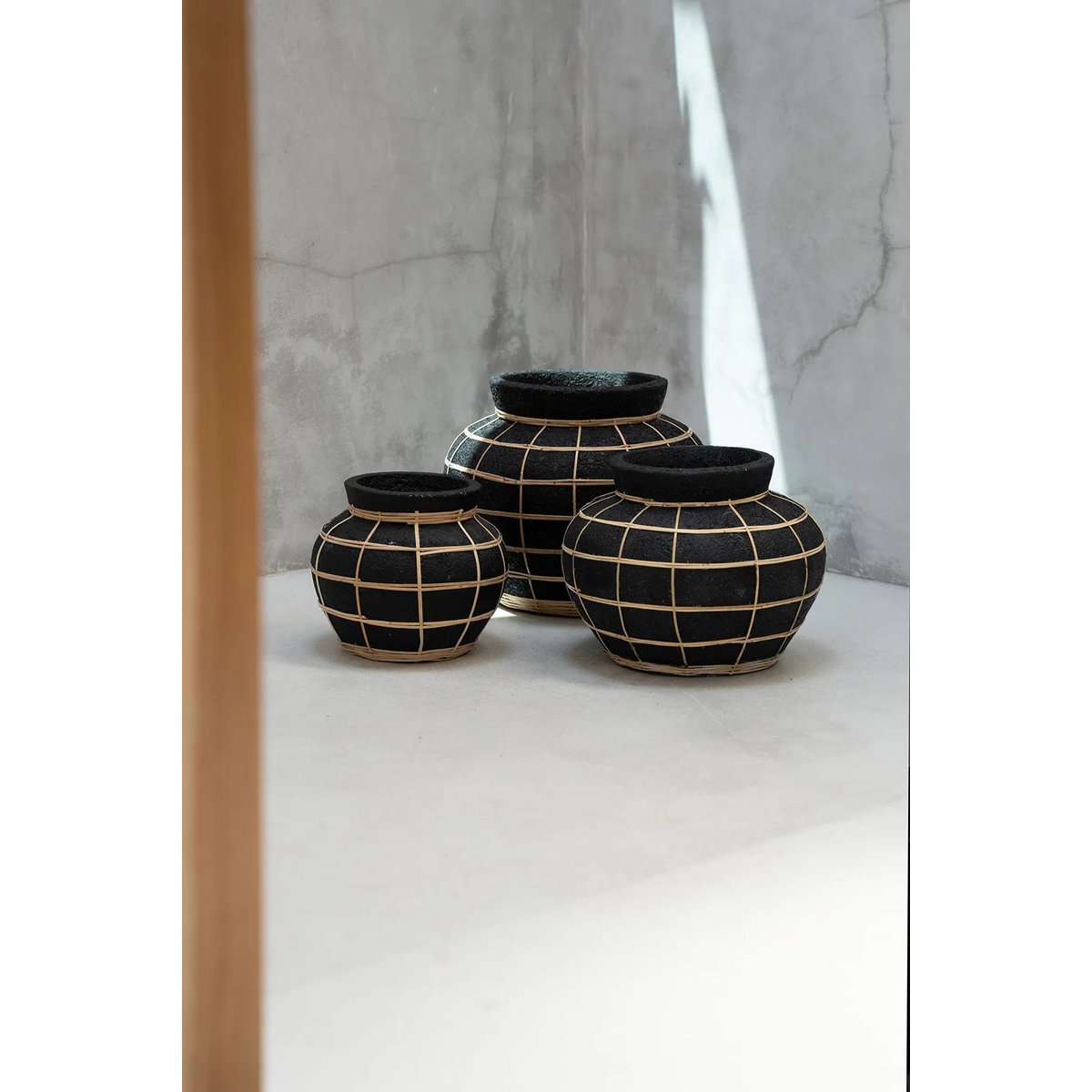 Terracotta Vaas met Rotandetail Zwart Naturel |woon-meubel.nl