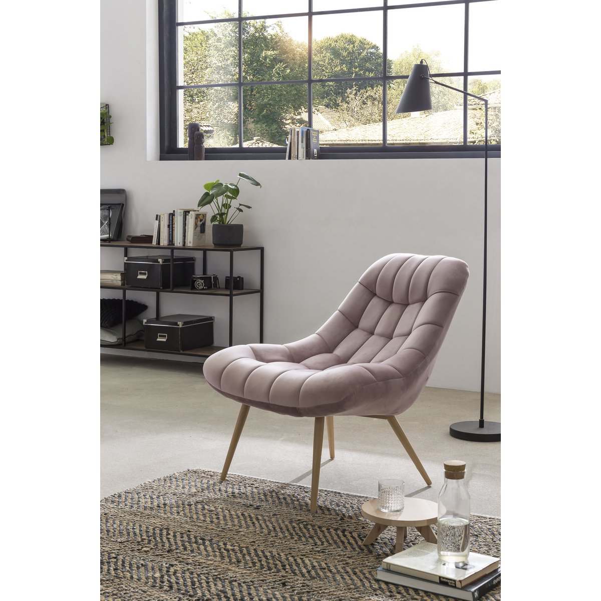 Fauteuil XXL fluweel roze metaal houtlook |woon-meubel.nl