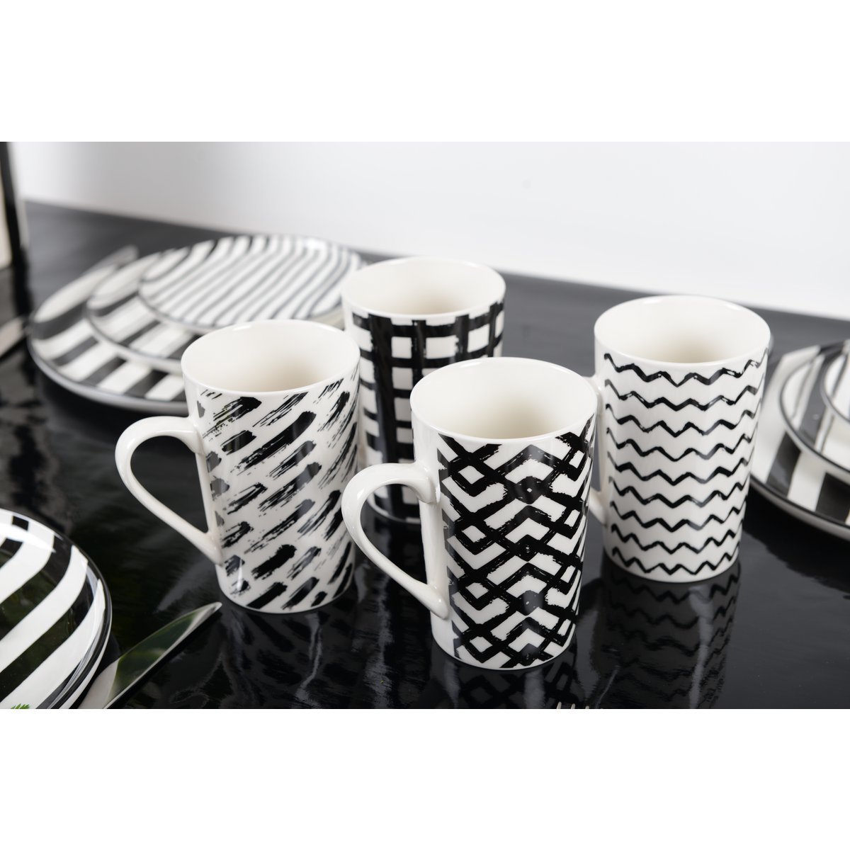 Mokkenset – 4 Stuks – 450 ml | Keramiek Zwart & Wit | Design Koffie- en Theemokken