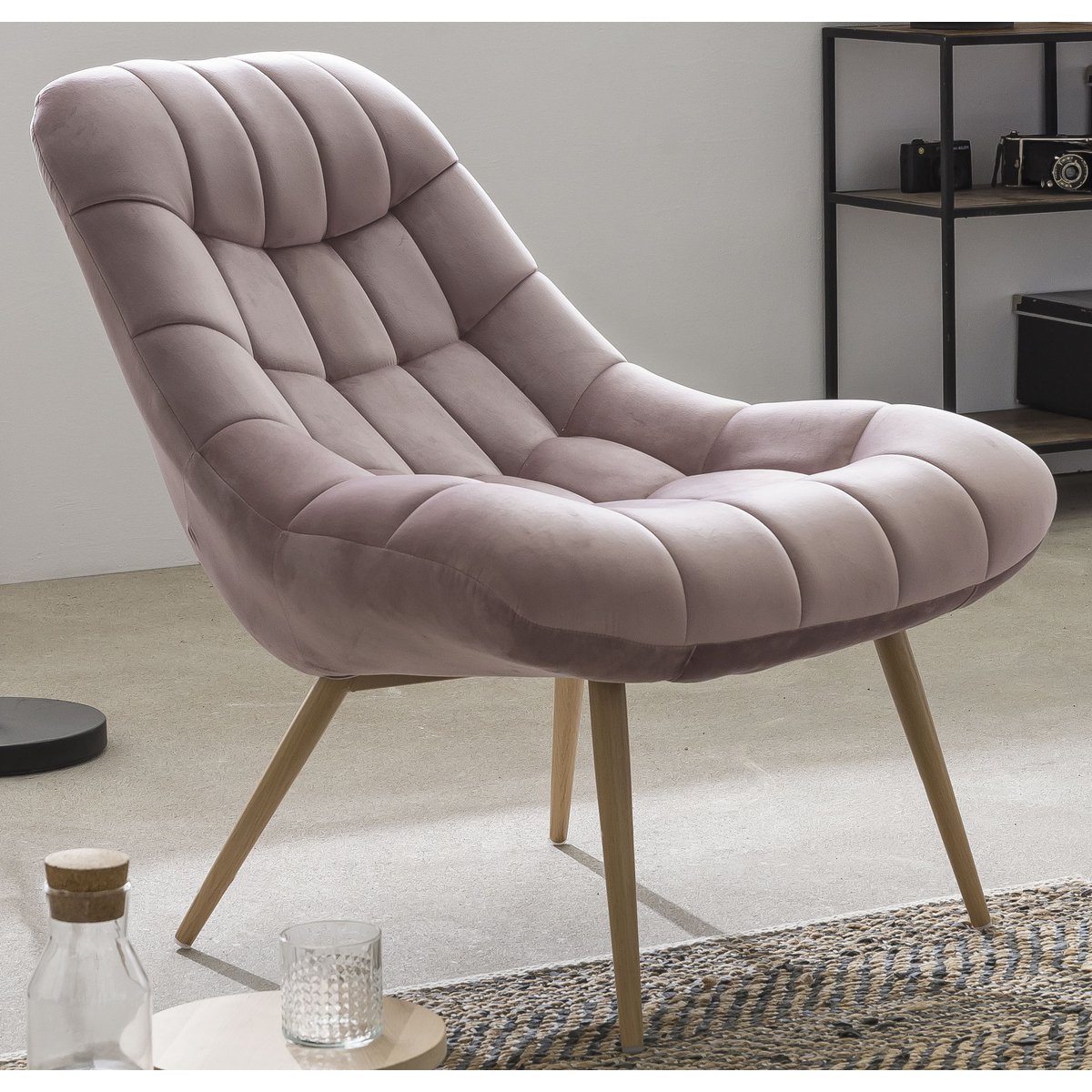 Fauteuil XXL fluweel roze metaal houtlook |woon-meubel.nl
