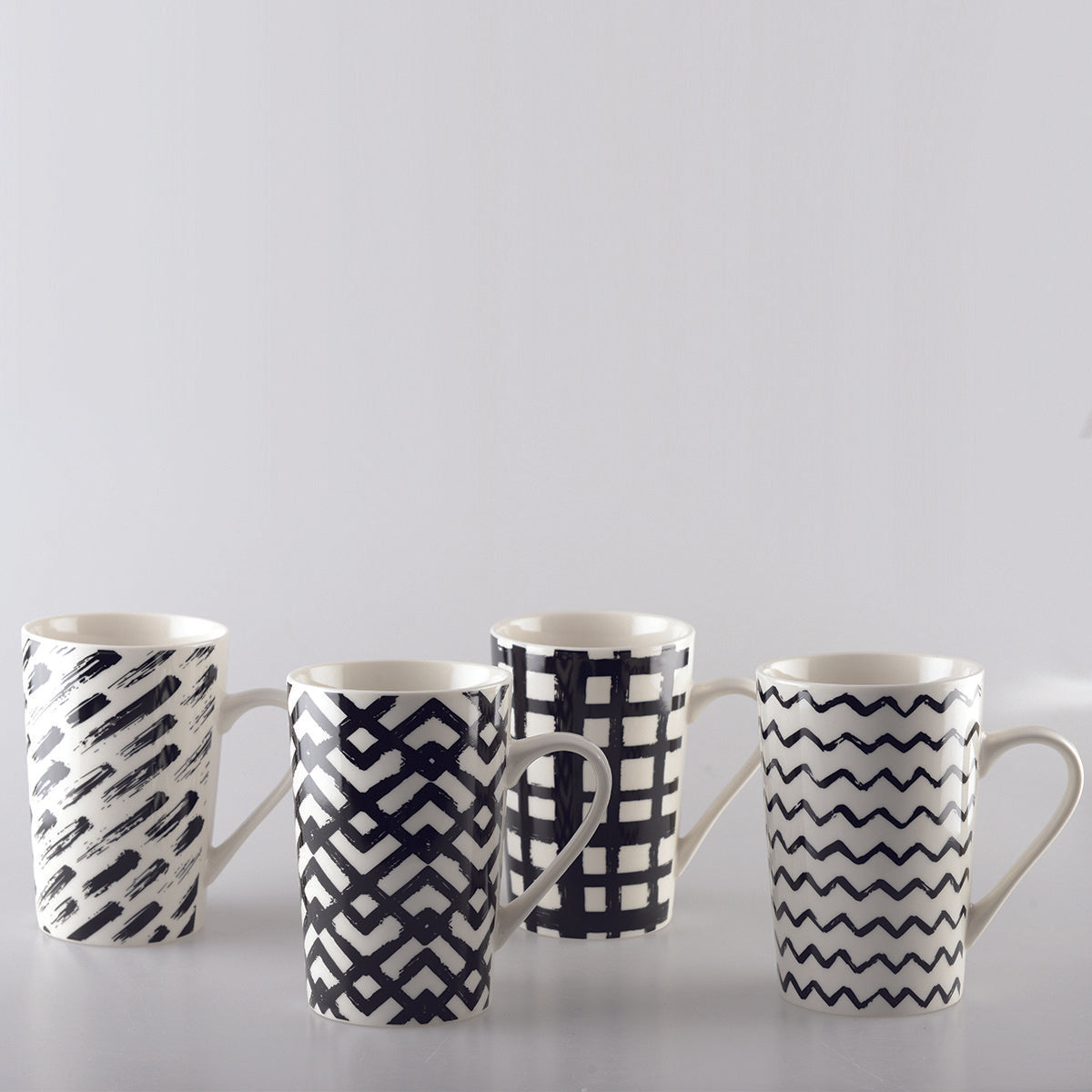 Mokkenset – 4 Stuks – 450 ml | Keramiek Zwart & Wit | Design Koffie- en Theemokken