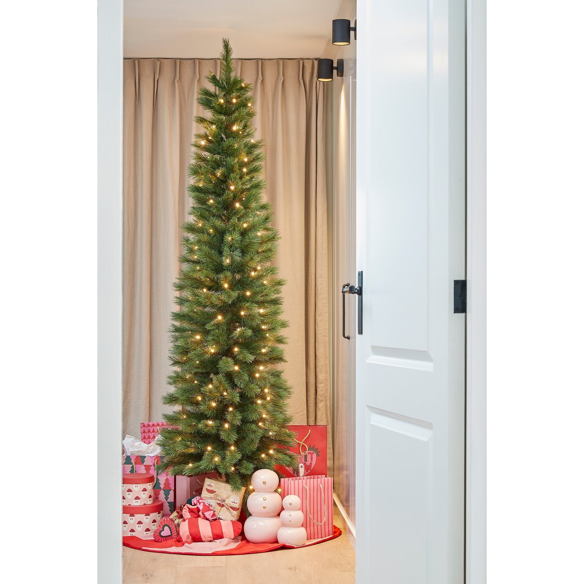 Sotka smalle kunstkerstboom 260 cm – Frosted look