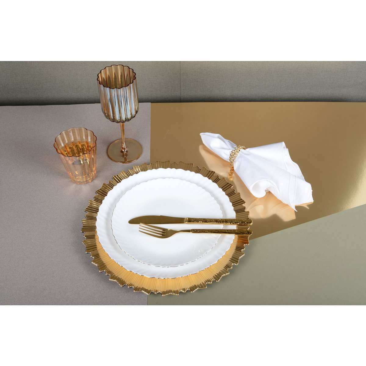 Witte platte plaat gouden rand