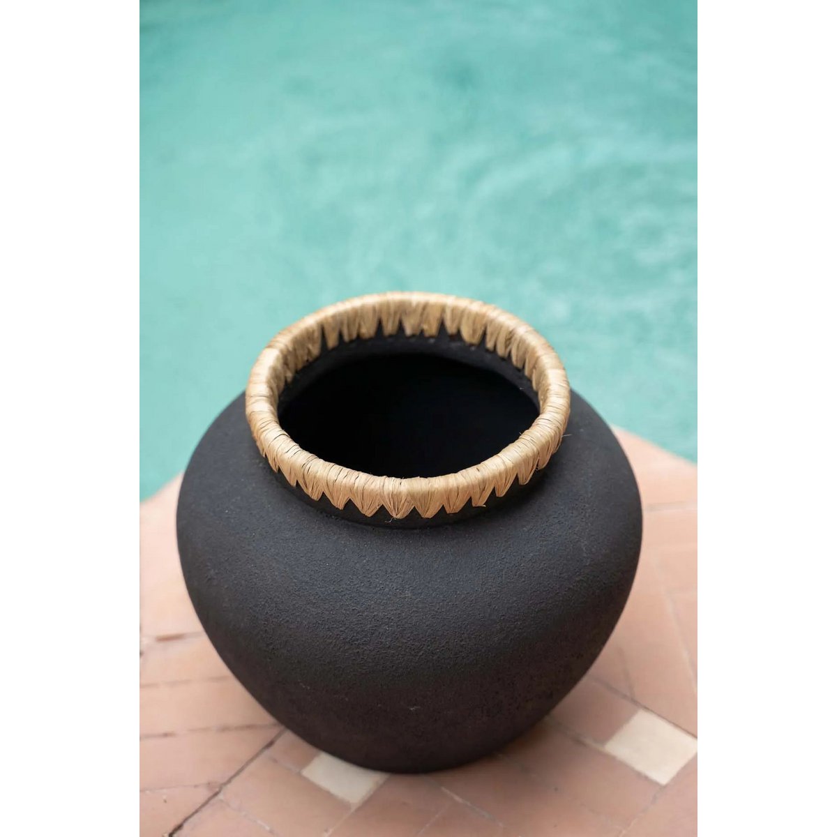 De Styly Vaas - Zwart Naturel - M |woon-meubel.nl