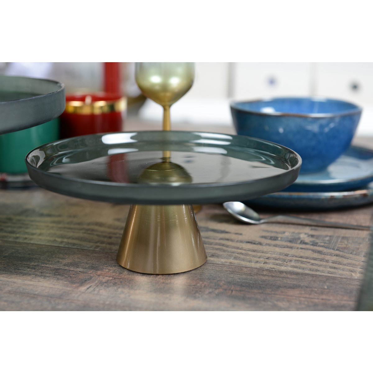 Groene Taartschaal op Voet – Goud Accent – Glas 28 cm |woon-meubel.nl