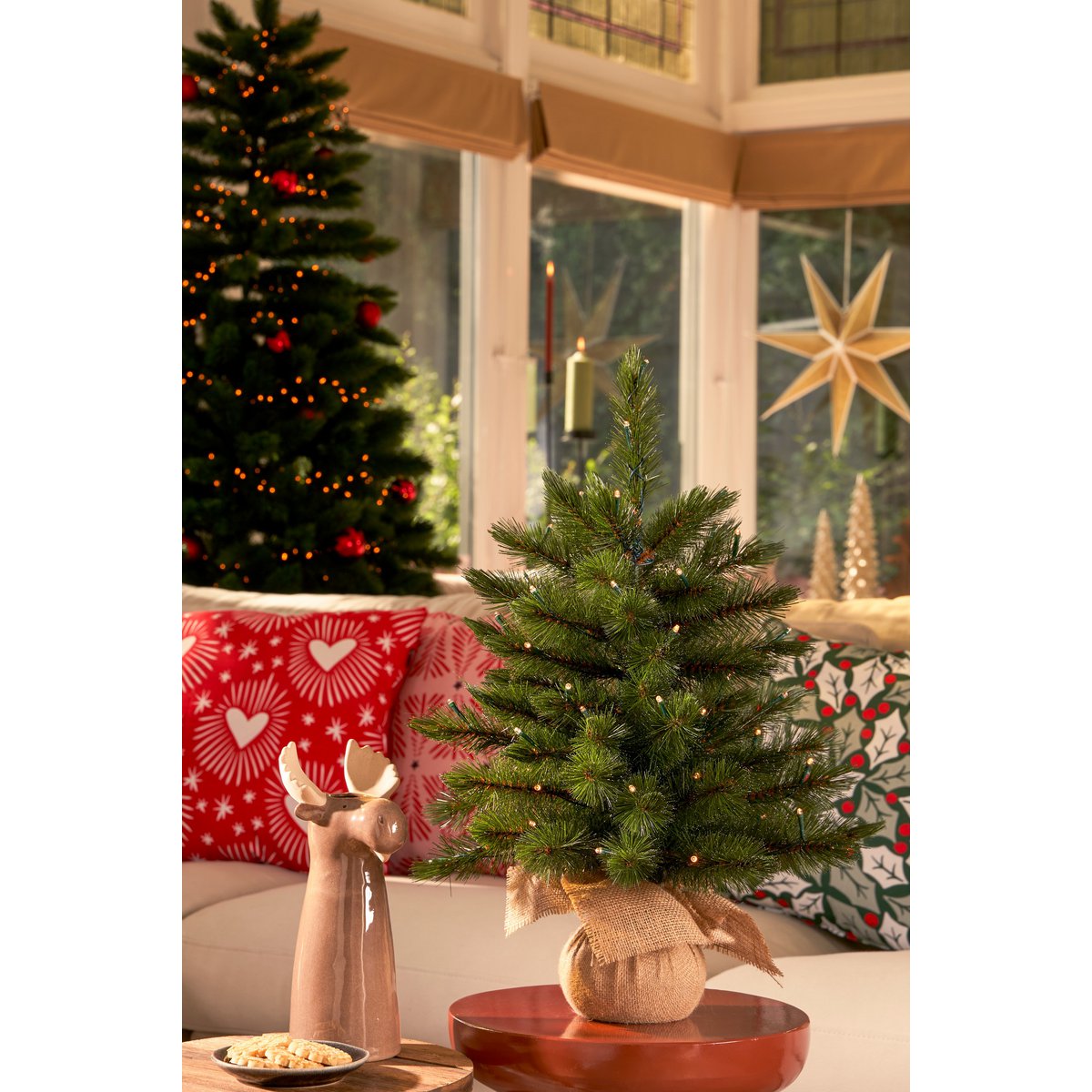 Forest Frosted Kunstkerstboom in Jute met LED Verlichting - H60 x Ø46 cm - Groen