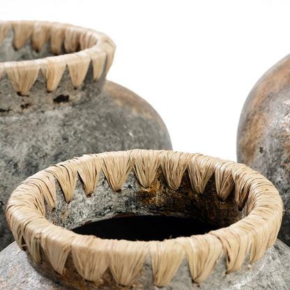 De Styly Terracotta Vaas met Raffia Detail - Antiek Grijs - M