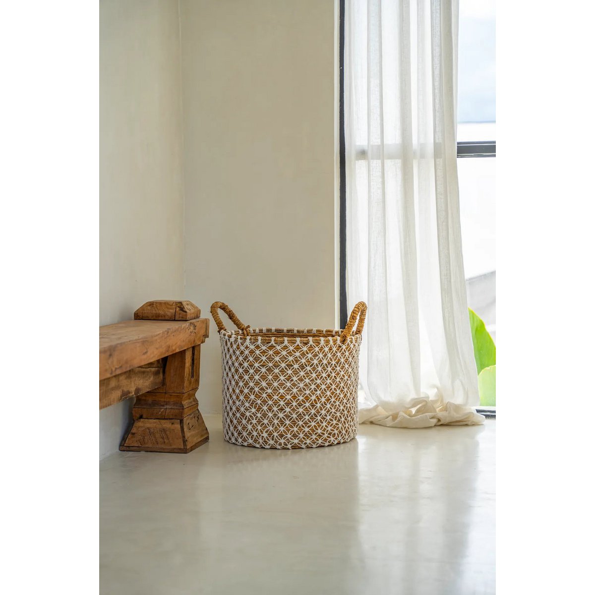 De gekruiste gestikte macramé mand