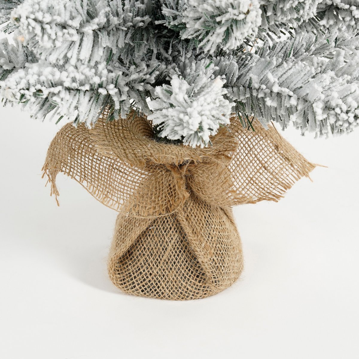 Gerlos Smalle Kunstkerstboom in Jute met Warm Witte LED Verlichting - H75 x Ø36 cm - Groen Frosted