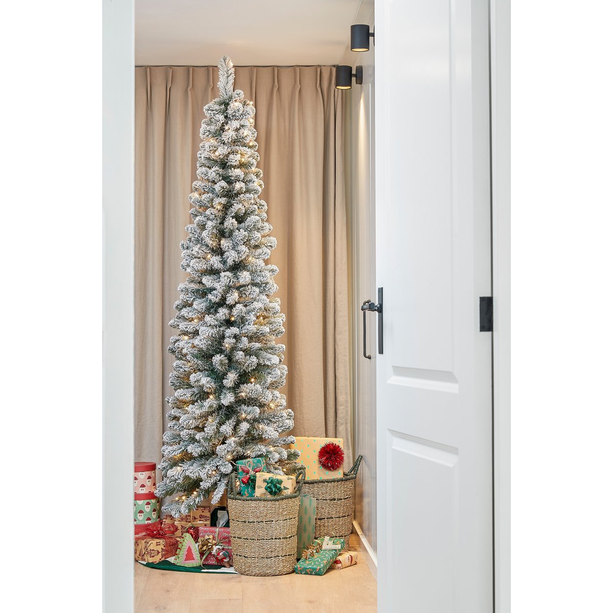 Charlton Smalle Kunstkerstboom met Warm Witte LED Verlichting - H260 x Ø63 cm - Groen Frosted