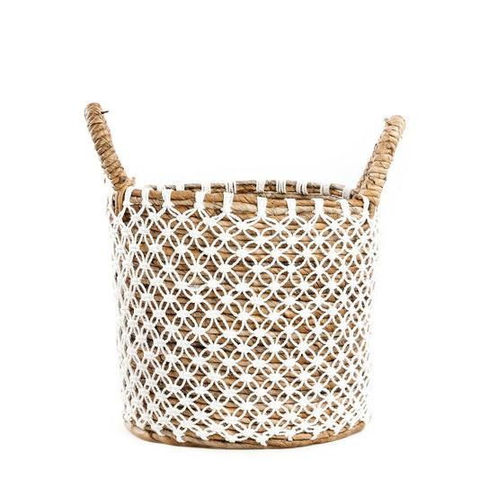 De gekruiste gestikte macramé mand