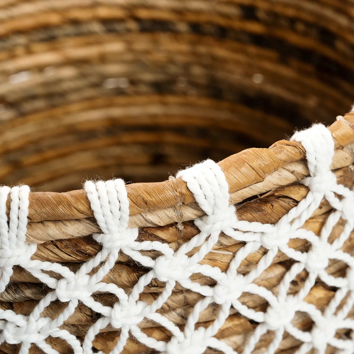 De gekruiste gestikte macramé mand