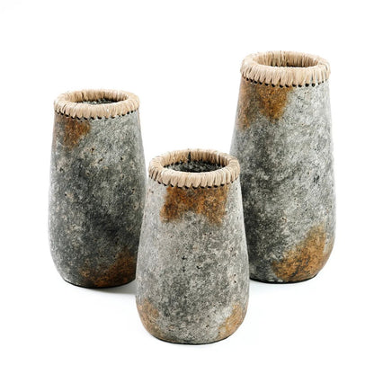 De Sneaky Vaas terracotta Antiek Grijs - M |woon-meubel.nl