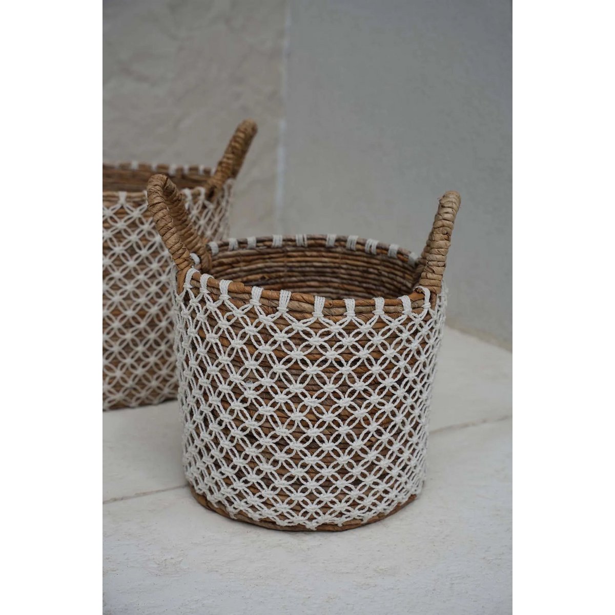 De gekruiste gestikte macramé mand