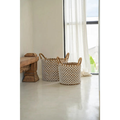 The crossed stitched macrame basket