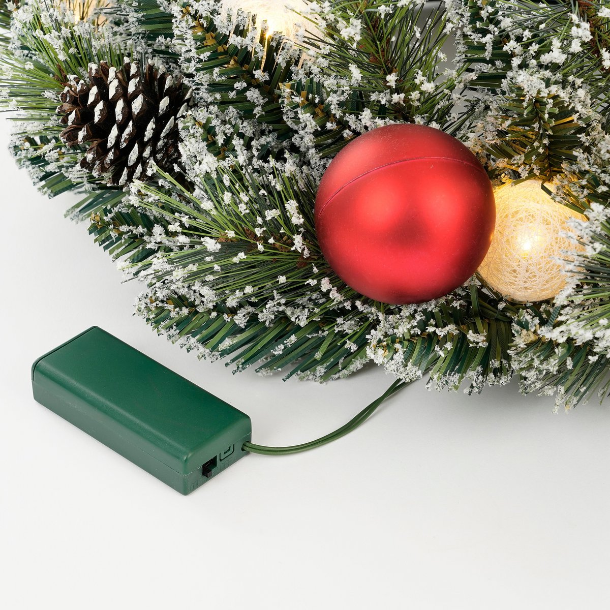 Kaprun Kerstkrans met Warm Witte LED Verlichting - Ø45 cm - Groen Frosted, Rood